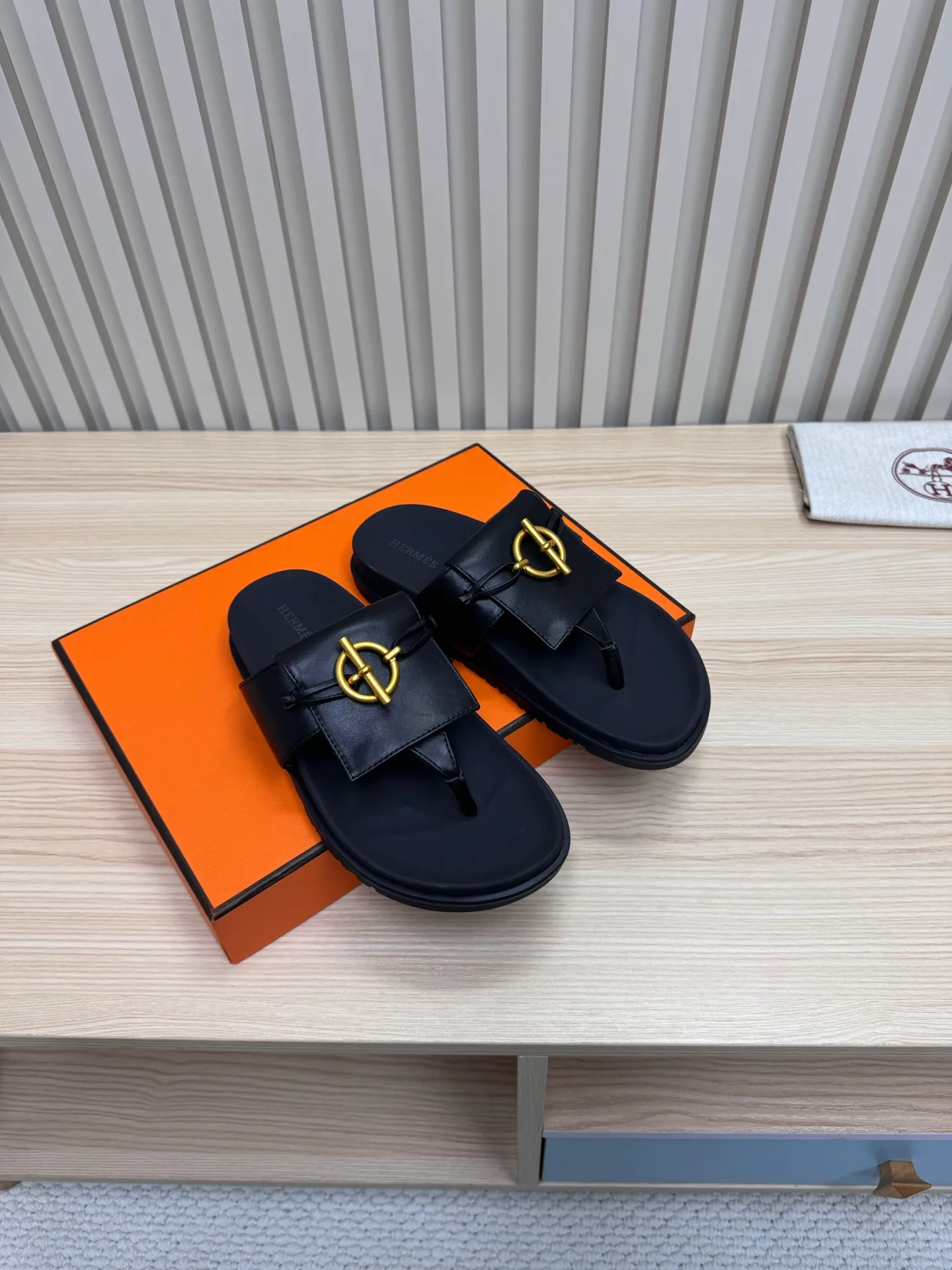 👟👟Ex-factory price 502👟👟Hermes🐎The extremely popular couple’s slippers/the latest hardware buckle sandals and slippers, paired with various colorful socks, so trendy!  ———————— Upper: imported cowhide/sheep leather/cloth/palmprint leather lining: imported cowhide/sheepskin outsole: Tpu non-slip and wear-resistant outsole Female size: 35-42 (40.41.42 non-returnable and non-exchangeable) Male code: 39-45 (45 non-returnable and non-exchangeable)
